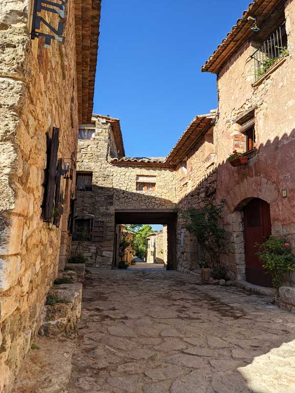 El pueblo de Tarragona al borde de un peñón y rodeado de precipicios de vértigo