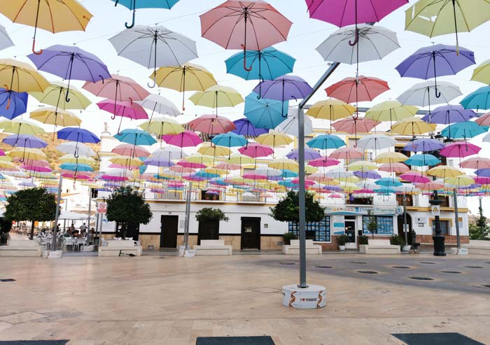 Plaza de Torrox y paraguas de colores