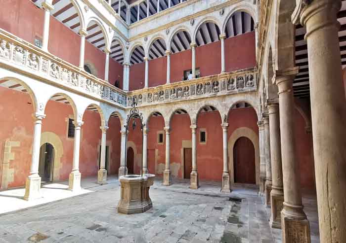 Patio de los Reales Colegios en Tortosa